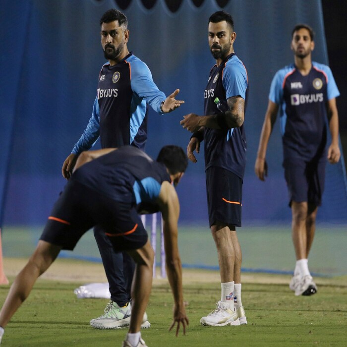 टी20 वर्ल्ड कपसाठी टीम इंडियाचा माजी कॅप्टन महेंद्रसिंह धोनीला (MS Dhoni) टीम इंडियाचा मेंटॉर बनवण्यात आलं आहे. पाकिस्तानच्या मॅचपूर्वी धोनीनं विराटचा क्लास घेतला. (PIC. AFP)
