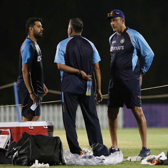 रोहित शर्मानं (Rohit Sharma) यावेळी हेड कोच रवी शास्त्रींशी (Ravi Shastri) चर्चा केली. (PIC. AFP)