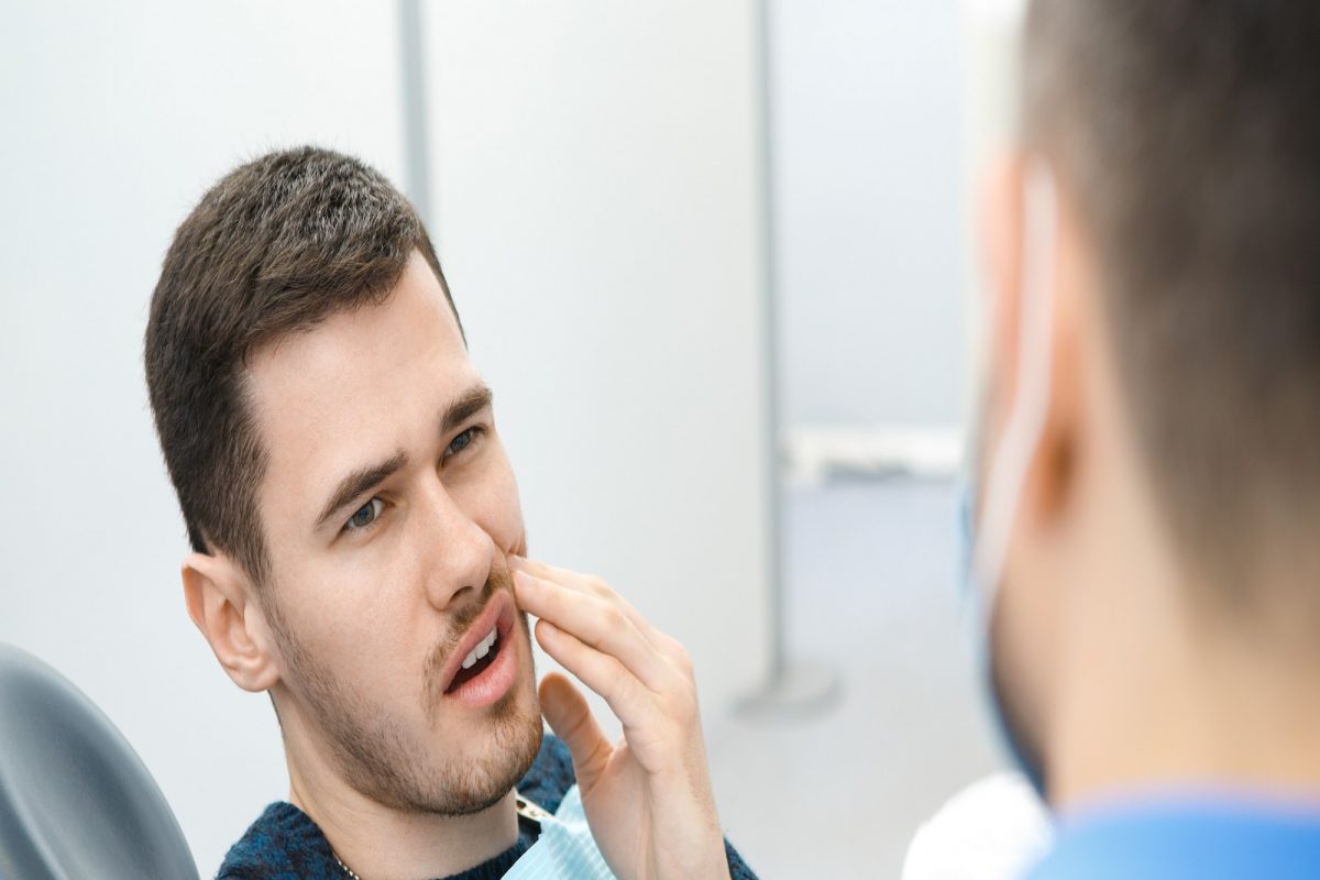 ब्रश करताना तुम्हीही अशा चुका करत नाही ना? या पद्धतीनं दात राहतील स्वच्छ, चमकदार