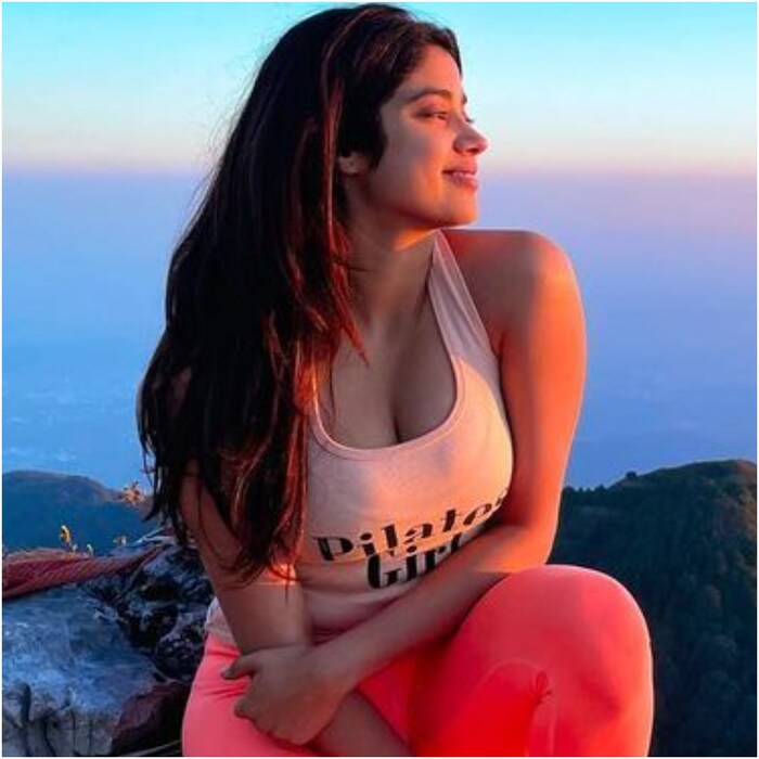 बॉलिवूड अभिनेत्री जान्हवी कपूर तिच्या गर्ल गँगसोबत सुट्टीचा आनंद घेत आहे. अभिनेत्रीने तिच्या लेटेस्ट ट्रिपचे फोटो तिच्या चाहत्यांसाठी इंस्टाग्रामवर शेअर केले आहेत.