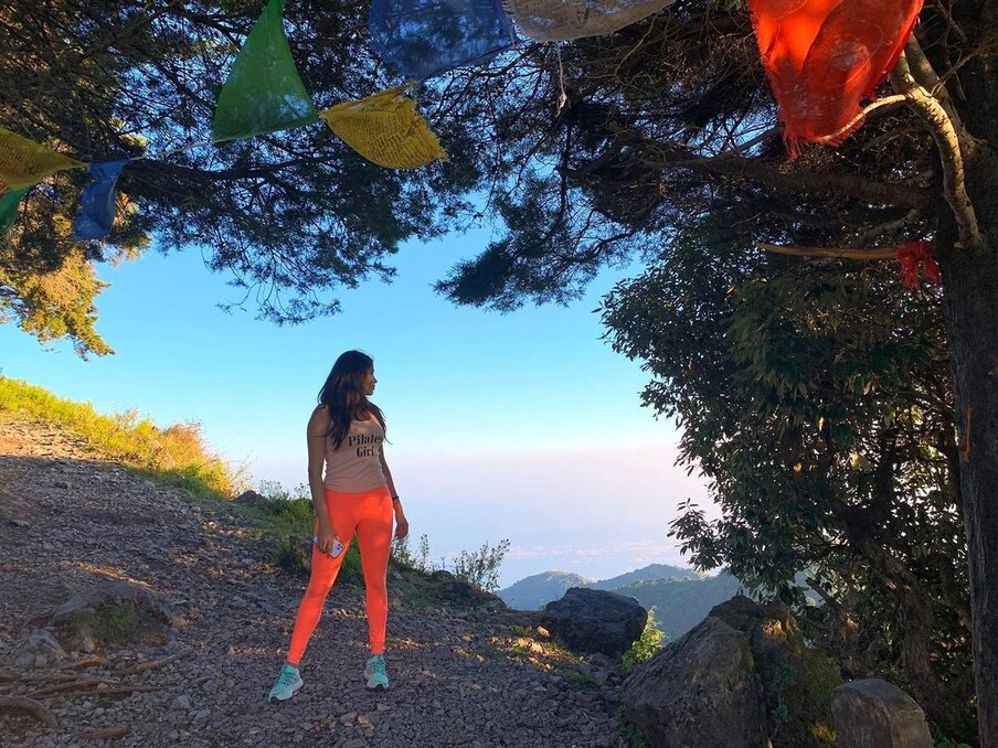 जान्हवीने तिच्या इंस्टाग्राम अकाऊंटवर तिच्या भटकंतीचे काही न पाहिलेले फोटो शेअर केले आहेत. अभिनेत्री काही उत्कृष्ट लोकेशन्स एन्जॉय करताना दिसत आहे