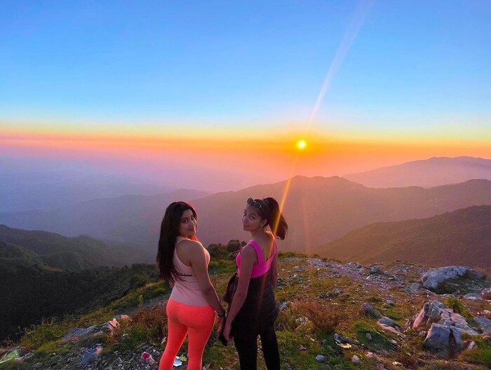 जान्हवी अनेकदा मुंबईत जिम, योगा किंवा मैत्रिणींसोबत कॅज्युअल आउटिंग करताना दिसते. ती दिवसभर स्वतःला सक्रिय ठेवते.