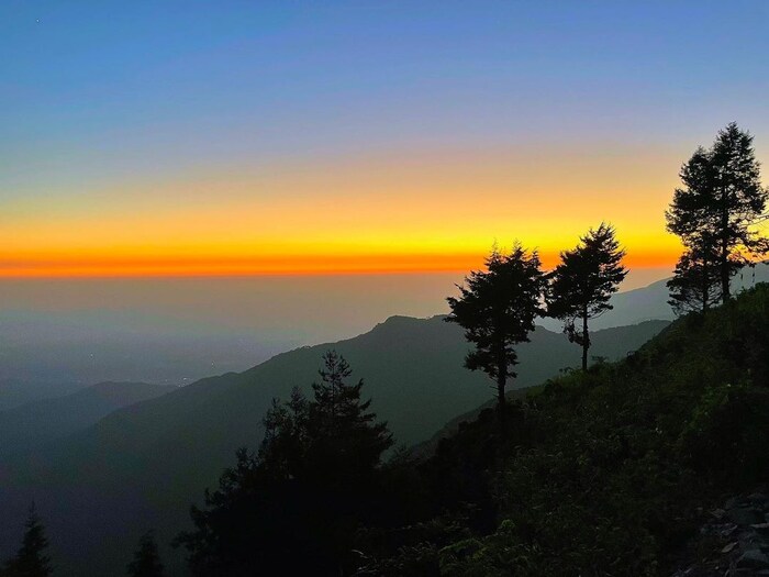  जान्हवी नुकतीच तिचे वडील बोनी कपूरसोबत फिरताना दिसली. दोघांनीही कॅमेऱ्यासमोर पोज दिली. यादरम्यान जान्हवीच्या वडिलांनी मास्क काढण्यास सुरुवात केली तेव्हा मुलीने त्यांना असे करण्यापासून रोखले आणि पापाराझींना चुकीचा सल्ला देऊ नका असे सांगितले.