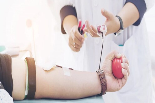 प्लेटलेट्स दान केल्यानंतर दात्याच्या शरीरातील Platelet कमी होतात? वाचा सविस्तर प्लेटलेट्स दान केल्यानंतर दात्याच्या शरीरातील Platelet कमी होतात? वाचा सविस्तर