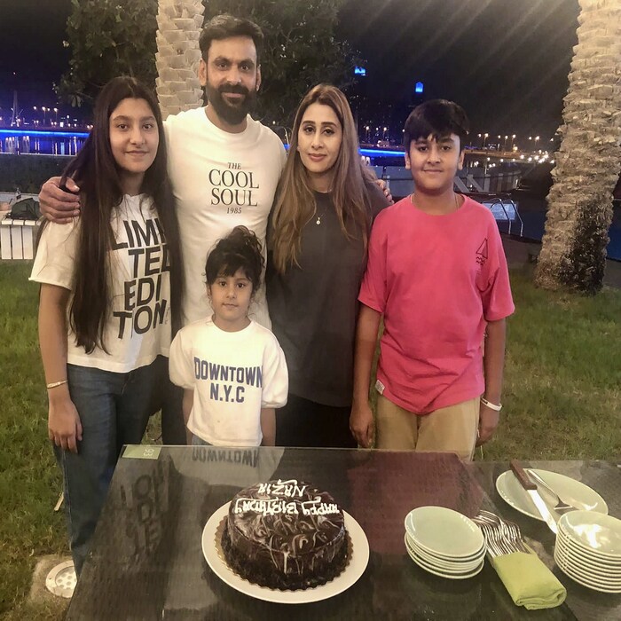हाफिजनं त्याला वेळीच वाचवणाऱ्या सानिया मिर्झाचे आभार मानले असून त्याच्या कुटुंबीयांचा तसंच बर्थडे केकचा फोटो शेअर केला आहे. (pc:mohammd hafeez)