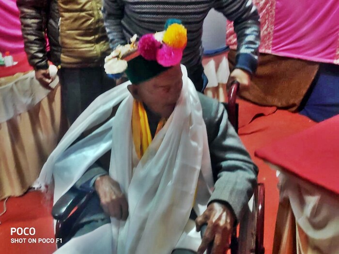 जिल्हा प्रशासनाच्या वतीने श्याम सरन नेगी यांना त्यांच्या घरातून वाहनाने कल्पा मतदान केंद्रावर आदरपूर्वक आणण्यात आले. 