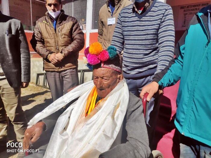 नेगी यांच्या स्वागतासाठी किन्नौर जिल्हा प्रशासनाने खास रेड कार्पेट अंथरले होते. त्याचवेळी पारंपरिक वाद्यांच्या गजरात त्यांचे स्वागत करण्यात आले. 