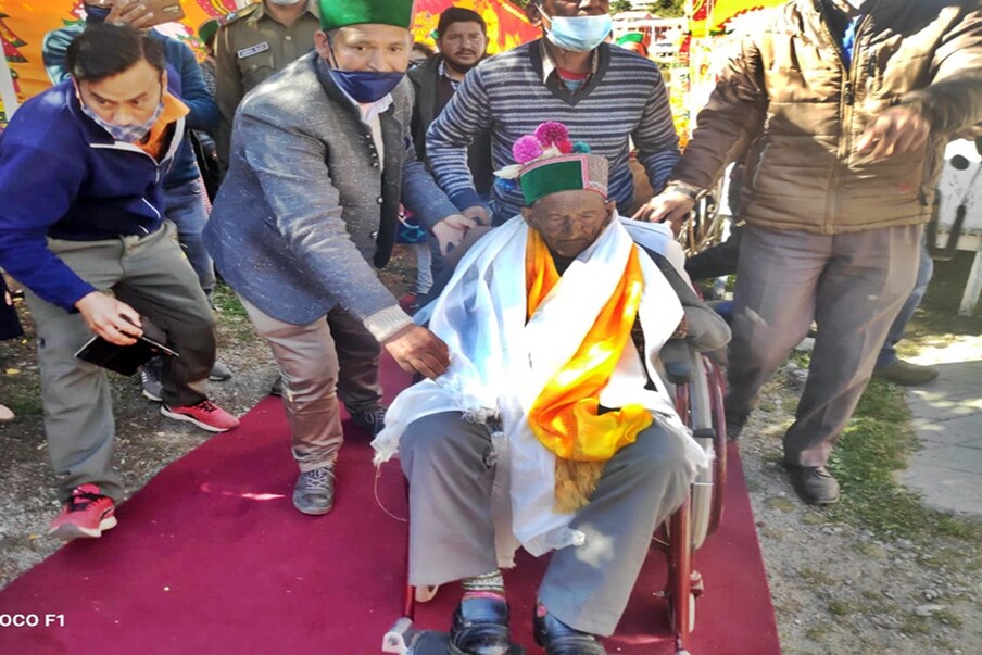 या वयातही तोच जोश, तोच उत्साह दाखवत श्याम सरन नेगी यांनी मतदान केले आहे. स्वतंत्र भारताचे पहिले मतदार असणाऱ्या नेगी यांनी वयाच्या 104 वर्षी किन्नौर जिल्ह्यातील कल्पा येथील मतदान केंद्रावर मतदान केले.
