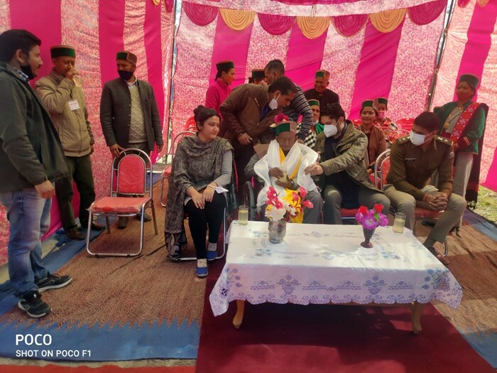मास्टर श्याम शरण नेगी बूथवर पोहोचल्यावर जिल्हा निवडणूक अधिकारी आणि उपायुक्त किन्नौर अपूर्व देवगण यांनी किन्नौरी टोपी आणि मफलर घालून त्यांचे स्वागत केले