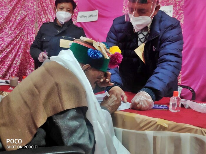 नेगी आता 104 वर्षांचे झाले आहेत आणि ते गेल्या अनेक दशकांपासून न चुकता मतदान करत आहेत. 