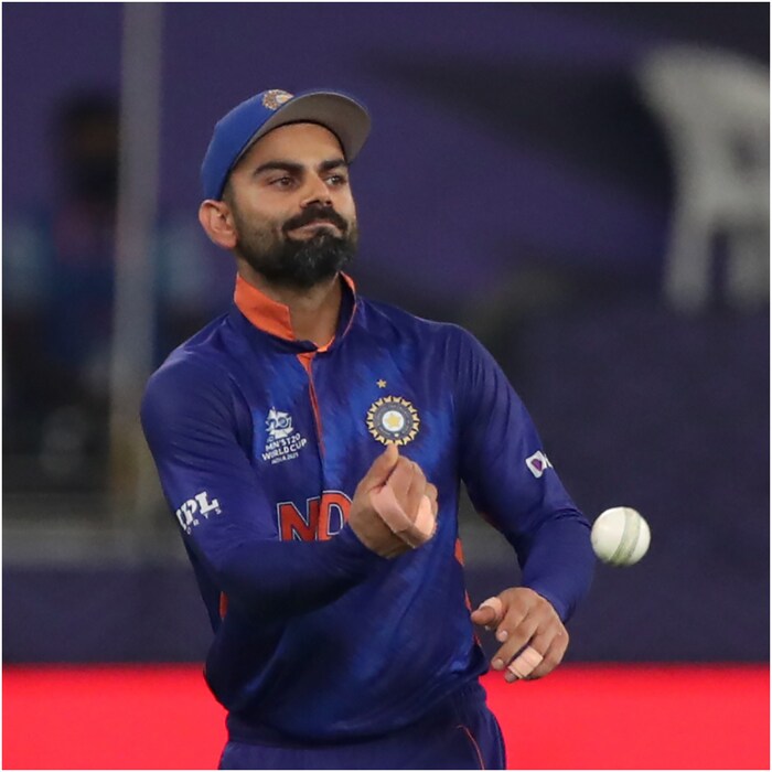 विराटने टॉस गमावला : या सामन्यात न्यूझीलंडचा कर्णधार केन विलियमसन (Kane Williamson) याने टॉस जिंकून पहिले बॉलिंगचा निर्णय घेतला. टी-20 वर्ल्ड कपमध्ये विराटने लागोपाठ दुसऱ्यांदा टॉस गमावला. याआधी पाकिस्तानविरुद्धच्या सामन्यातही विराटने टॉस गमावला होता. जानेवारी 2019 पासून आतापर्यंत विराट सर्वाधिक टॉस गमावणारा कॅप्टन आहे. या स्पर्धेत आव्हानाचा पाठलाग करणाऱ्या टीम वारंवार मॅच जिंकत आहेत, काण दुसऱ्या इनिंगमध्ये धुकं महत्त्वाची भूमिका बजावतं. मैदानात दव आल्यामुळे बॉलरना बॉल हातात पकडण्यात अडचणी येतात, त्यामुळे आव्हानाचा पाठलाग करणाऱ्या टीमला बॅटिंग सोपी होऊन जाते. 