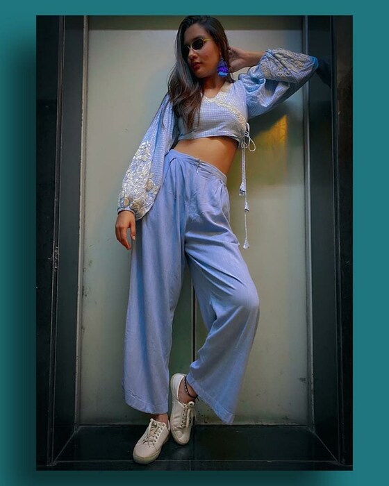 अशिता इन्स्टाग्रामवर प्रचंड सक्रिय असते. ती सतत आपले ग्लॅमरस फोटो शेअर करत असते. शिवाय ती अनेकवेळा आपले फॅमिली फोटोही शेअर करत असते. स्टिच ती नेहमीच अंकितासोबत वेळ घालवताना दिसून येते. अनेकवेळा ती तिच्या सेटवरसुद्धा तिला भेटायला जाते. 