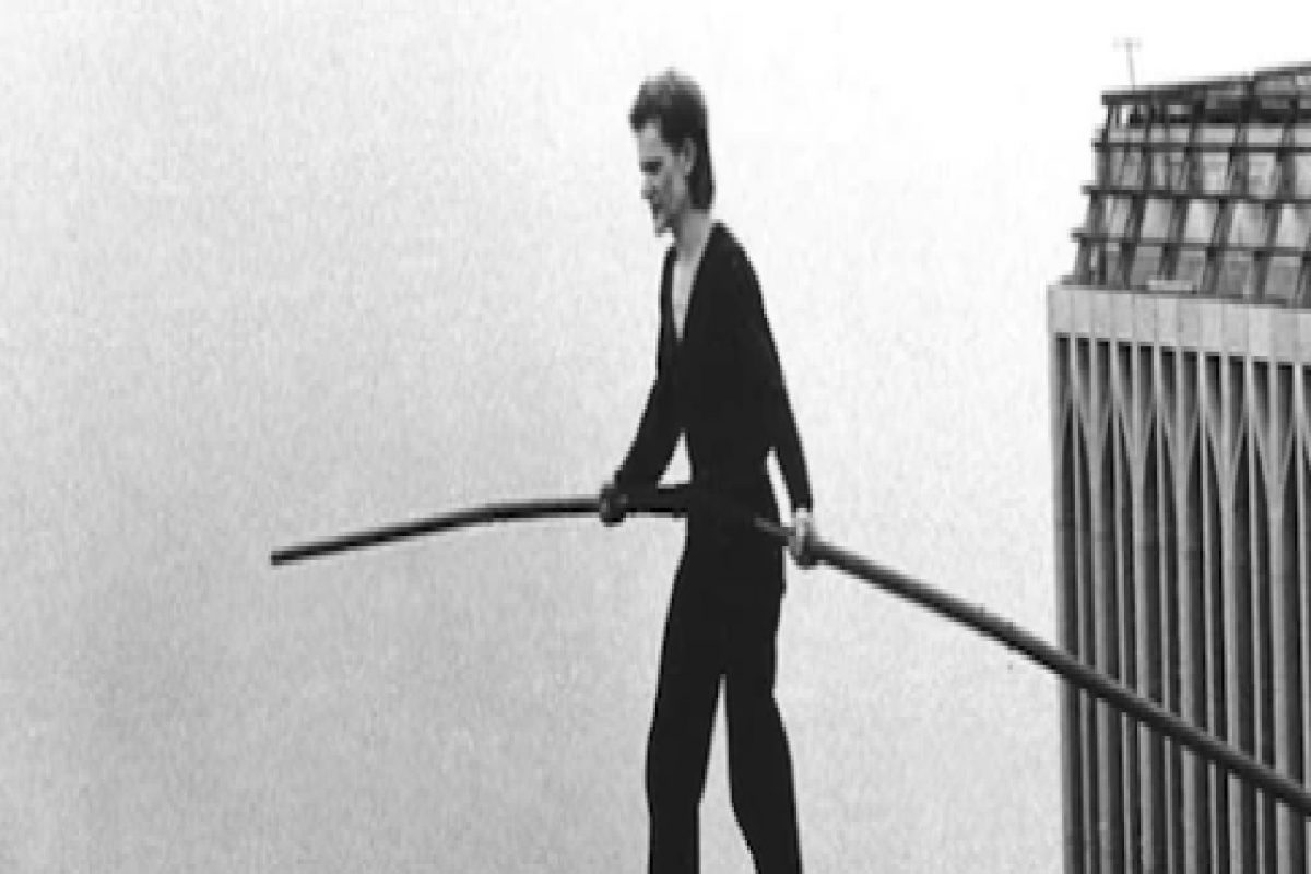 जगातलं असं गाव जिथे प्रत्येकजण दोरीवरून चालतो, आहे 100 वर्षांची परंपरा