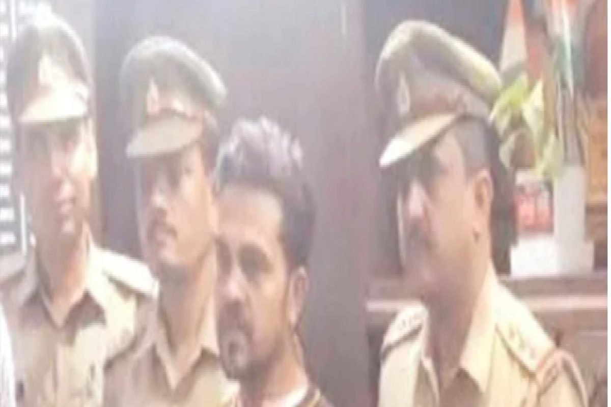 चोरीच्या पैशांनी पत्नीचा प्रचार, गावात बांधला रस्ता; पोलिसांनी फोडले बिंग