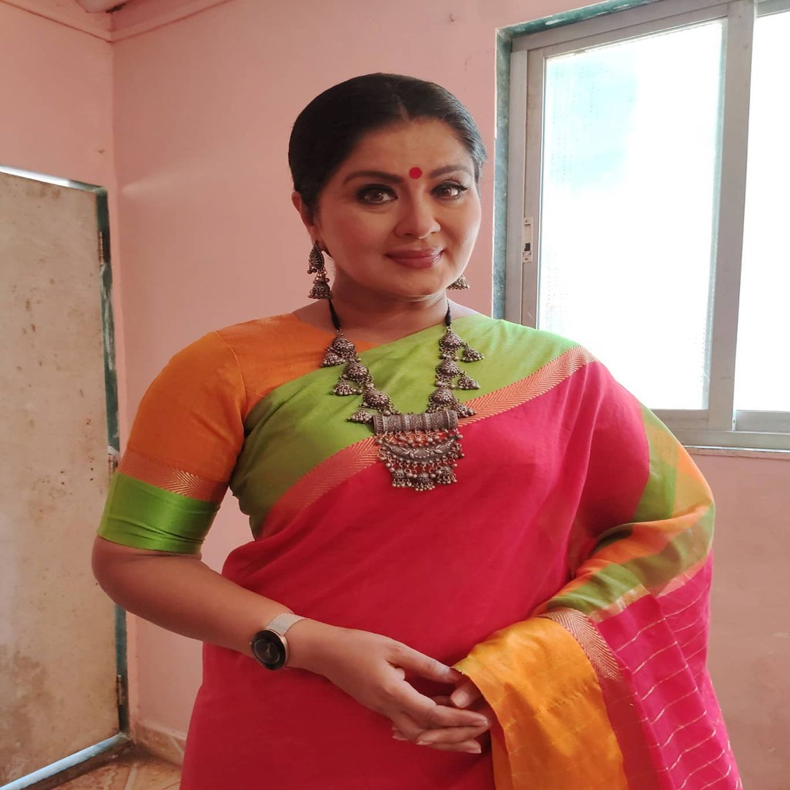प्रसिद्ध नृत्यांगणा आणि नर्तकी आणि अभिनेत्री सुधा चंद्रन (Sudhaa Chandran) यांची विमानतळावर कृत्रिम पाय (Prosthetic Limb) काढण्यास सांगून तपासणी करण्यात आल्याप्रकरणी केंद्रीय औद्योगिक सुरक्षा दलाने (सीआयएसएफ) शुक्रवारी, 22 ऑक्टोबर रोजी माफी मागितली आहे.