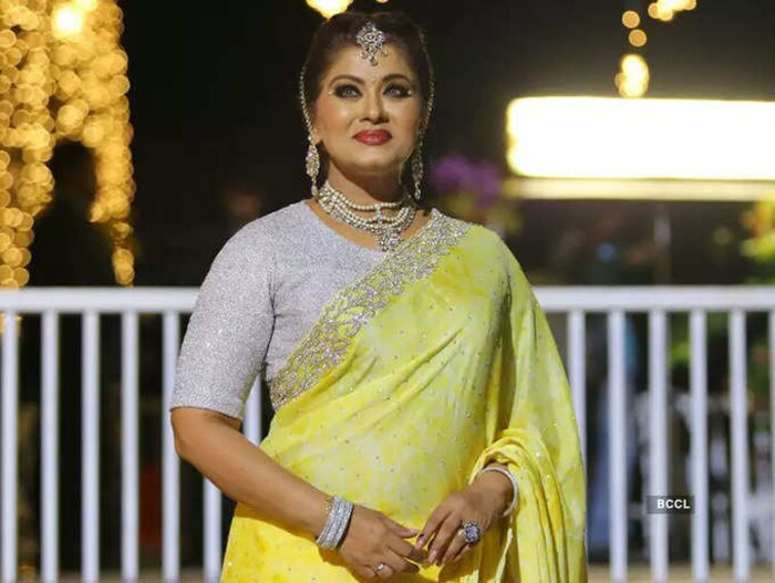 दरम्यान 56 वर्षीय सुधा चंद्रन यांना विमानतळावर सिक्युरिटी चेकच्या प्रत्येक वेळेस कृत्रिम पाय काढून दाखवण्यास सांगितलं जातं. 