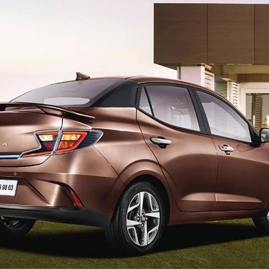 कॉम्पॅक्ट सेडान प्रकारात Hyundai Aura हुंडई ऑरा कारच्या ट्रान्समिशनमध्ये डिझेल मॉडेलचे मायलेज 25.4 किमी / लीटर आहे तर, याच कारच्या ऑटोमॅटिक ट्रान्समिशनमधील पेट्रोलमध्ये प्रतिलिटर 21 kmpl मायलेज मिळेल.