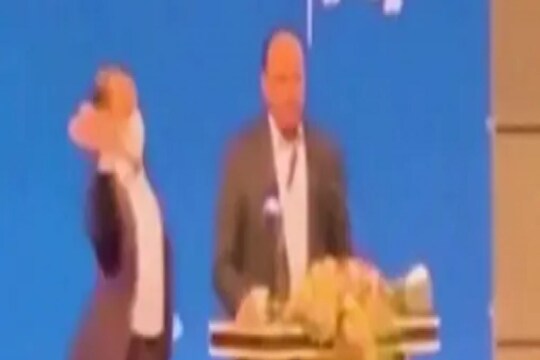 भाषण सुरू असतानाच एकाने राज्यपालांच्या श्रीमुखात भडकावली, कारण वाचून व्हाल थक्क; पाहा VIDEO