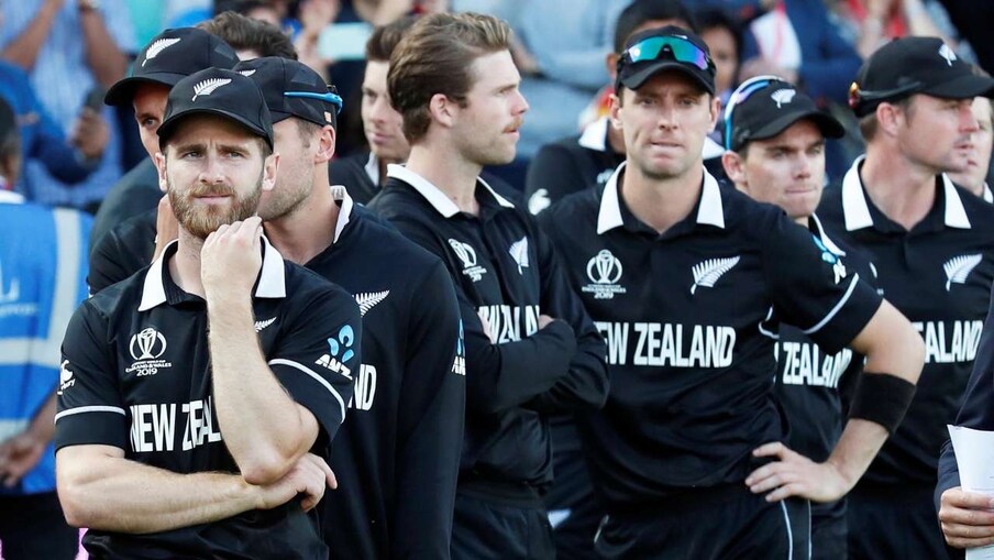 न्यूझीलंड (New Zealand): केन विलियमसन (कर्णधार), मार्टिन गप्टिल, डेवन कॉनवे, टिम साउदी, ट्रेंट बोल्ट, टिम सीफर्ट (यष्टीरक्षक), मिचेल सेंटनर, ईश सोढ़ी, ग्लेन फिलिप्स, जिम्मी नीशम, डेरिल मिचेल, काइल जॅमिसन, लॉकी फर्ग्यूसन, मार्क चेपमैन आणि टॉड एस्टल.