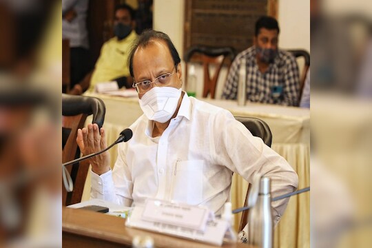 BREAKING: साखर कारखान्यांच्या संचालकांच्या घरावर Income Tax विभागाची धाड, अजित पवारांच्या अडचणीत वाढ?