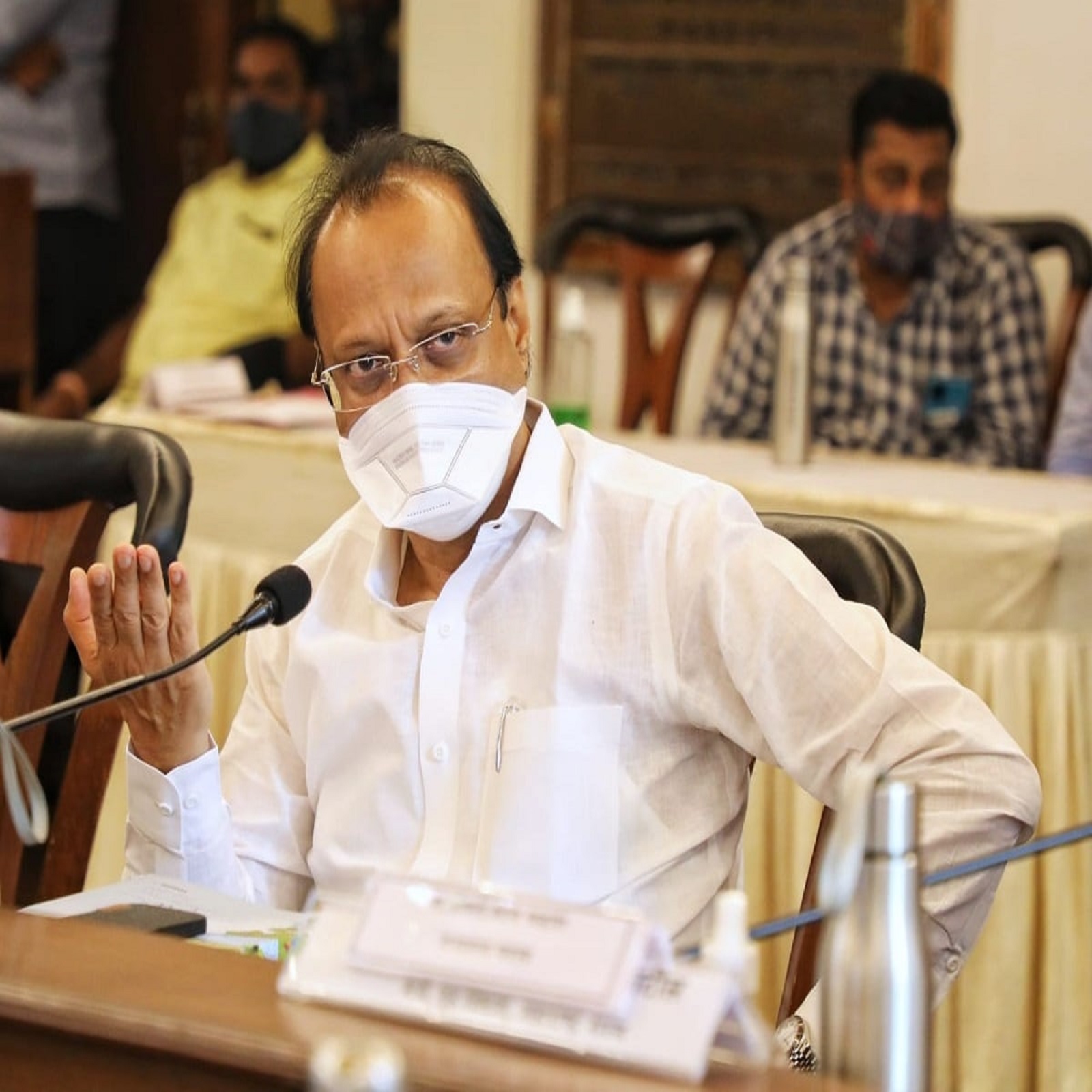 BREAKING: साखर कारखान्यांच्या संचालकांच्या घरावर Income Tax विभागाची धाड, अजित पवारांच्या अडचणीत वाढ?