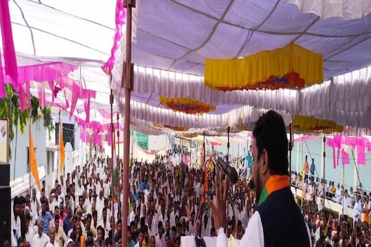 'पैसा घ्या भाजपचा पण मत द्या महाविकास आघाडीला' जाहीर सभेत राष्ट्रवादीच्या नेत्याचा मतदारांना सल्ला