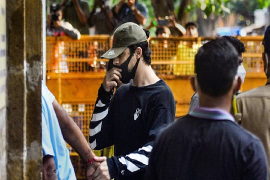 NCB च्या ताब्यात असलेला आर्यन रडतोय ढसाढसा, शाहरुखसोबत फोनवर झालं बोलणं