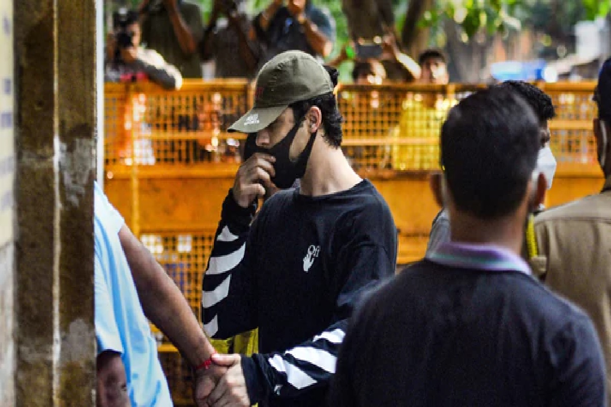 NCB च्या ताब्यात असलेला आर्यन रडतोय ढसाढसा, शाहरुखसोबत फोनवर झालं बोलणं