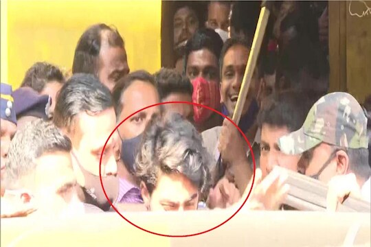 Aryan Khan granted bail in drug case: शाहरुख खानची मन्नत पूर्ण, अखेर Aryan Khan 26 दिवसांनंतर तुरुंगाबाहेर