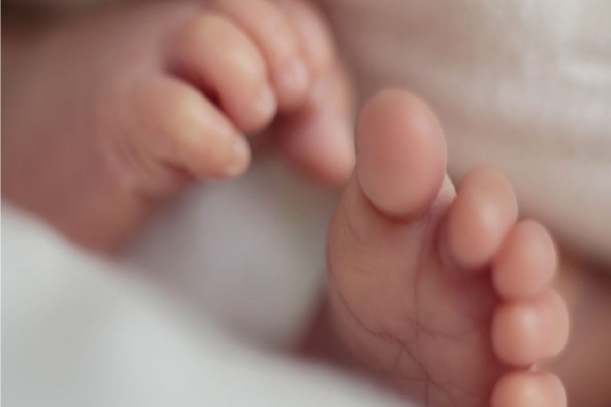 डॉक्टरांनी नवजात बाळाला केलं मृत घोषित; अंत्यसंस्कारासाठी हातात घेताच झाला चमत्कार अन्...