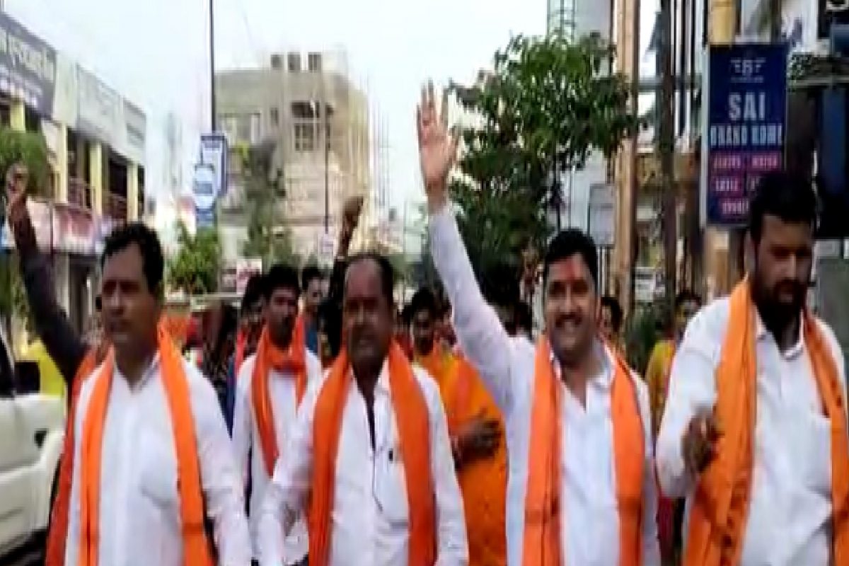 Maharashtra band today: बीडमध्ये शिवसेना आक्रमक, महाराष्ट्र बंद यशस्वी करण्यासाठी सकाळीच रस्त्यावर; Watch Video