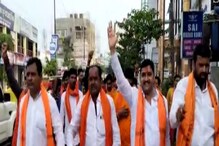 Video: बीडमध्ये शिवसेनेची गांधीगिरी; गुलाबाचं फुल देऊन केलं बंदचं आवाहन Video: बीडमध्ये शिवसेनेची गांधीगिरी; गुलाबाचं फुल देऊन केलं बंदचं आवाहन