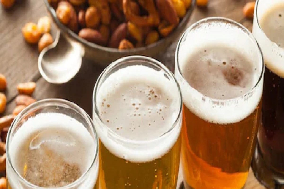 मद्यपानामुळे थंडी कमी होते, असं यामागचं कारण सांगितलं जातं. परंतु, हिवाळ्यात (Winter) मद्यपान हे घातक ठरू शकतं