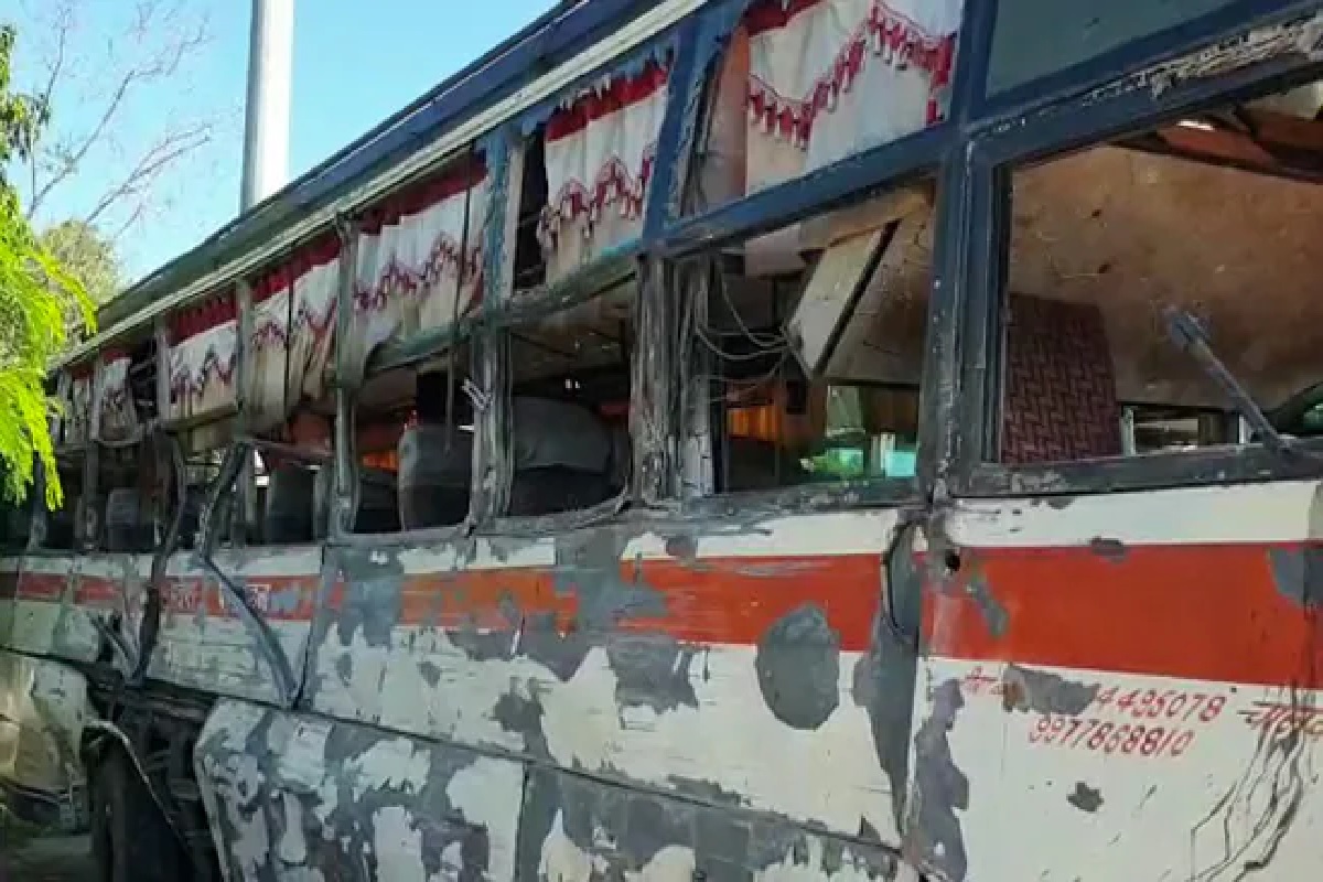 भीषण रस्ता अपघात; बस- कंटेनरच्या धडकेत महिलेसह 7 जणांचा जागीच मृत्यू