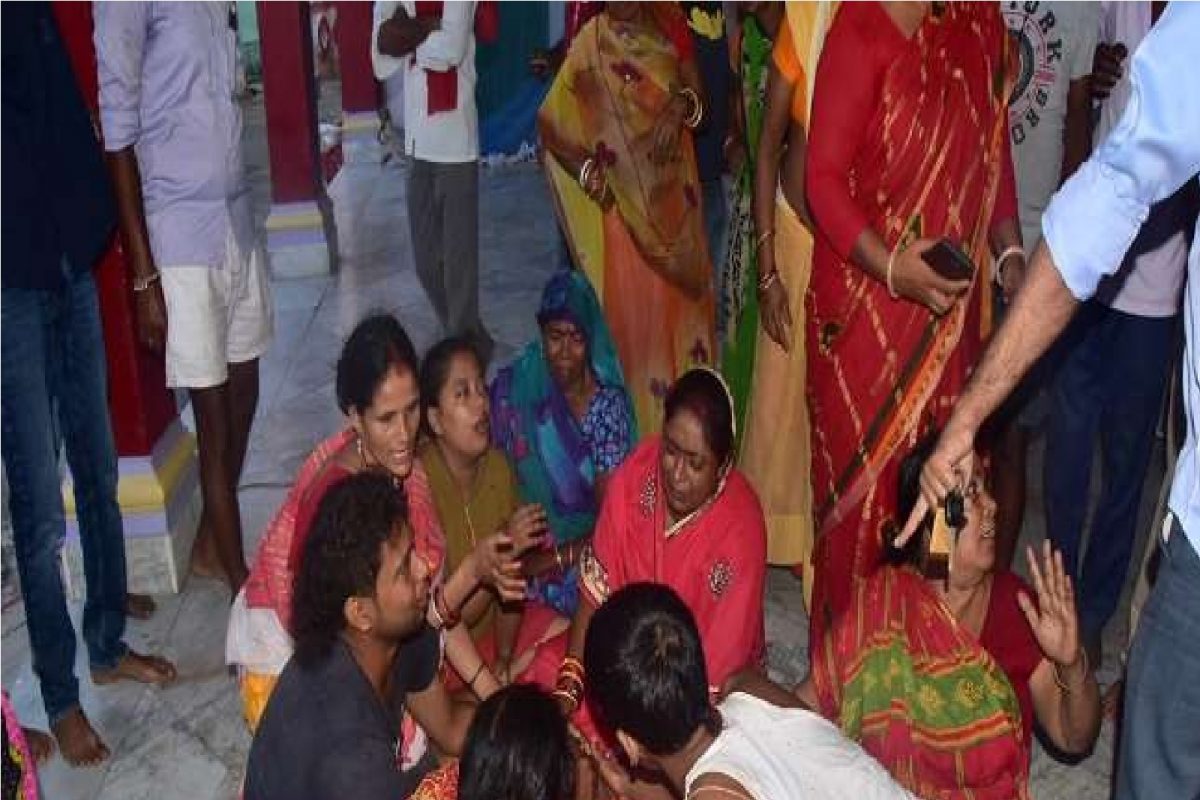 कारमधून आलेल्या 4 हल्लेखोरांचा पुजाऱ्यावर गोळीबार, बेदम मारहाणीत एका आरोपीचा मृत्यू