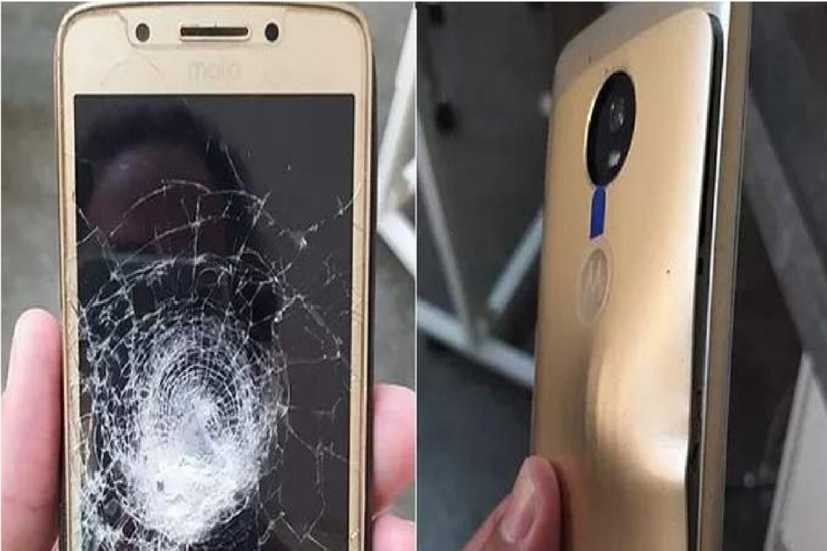 बुलेटप्रुफ स्मार्टफोन! लुटारूंनी मारली गोळी, पण मोबाईलने वाचवला जीव