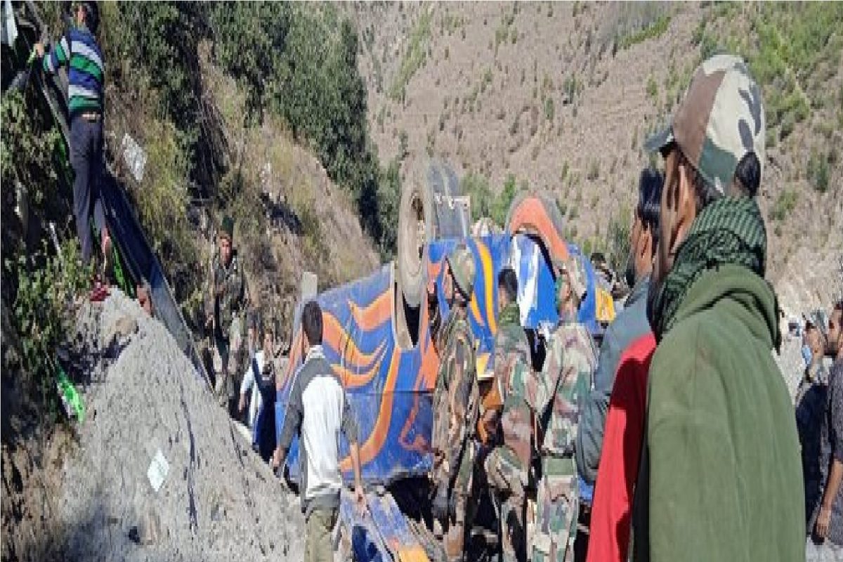 जम्मू काश्मीरमध्ये दरीत कोसळली बस, 11 जणांचा जागीच मृत्यू; पंतप्रधान मोदींकडून मदत जाहीर