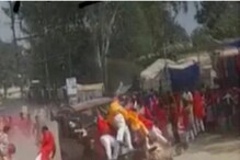 मिरवणुकीत घुसली गांजा भरलेली कार, पाल्यापाचोळ्याप्रमाणे उडाले लोक मिरवणुकीत घुसली गांजा भरलेली कार, पाल्यापाचोळ्याप्रमाणे उडाले लोक