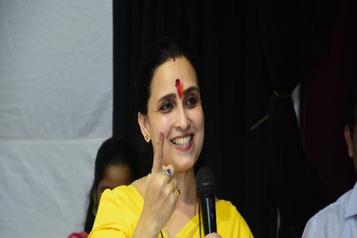 पीडित मुलीला घरी ठेवून चित्रा वाघ यांनी भाजप आमदाराला ब्लॅकमेल केलं?