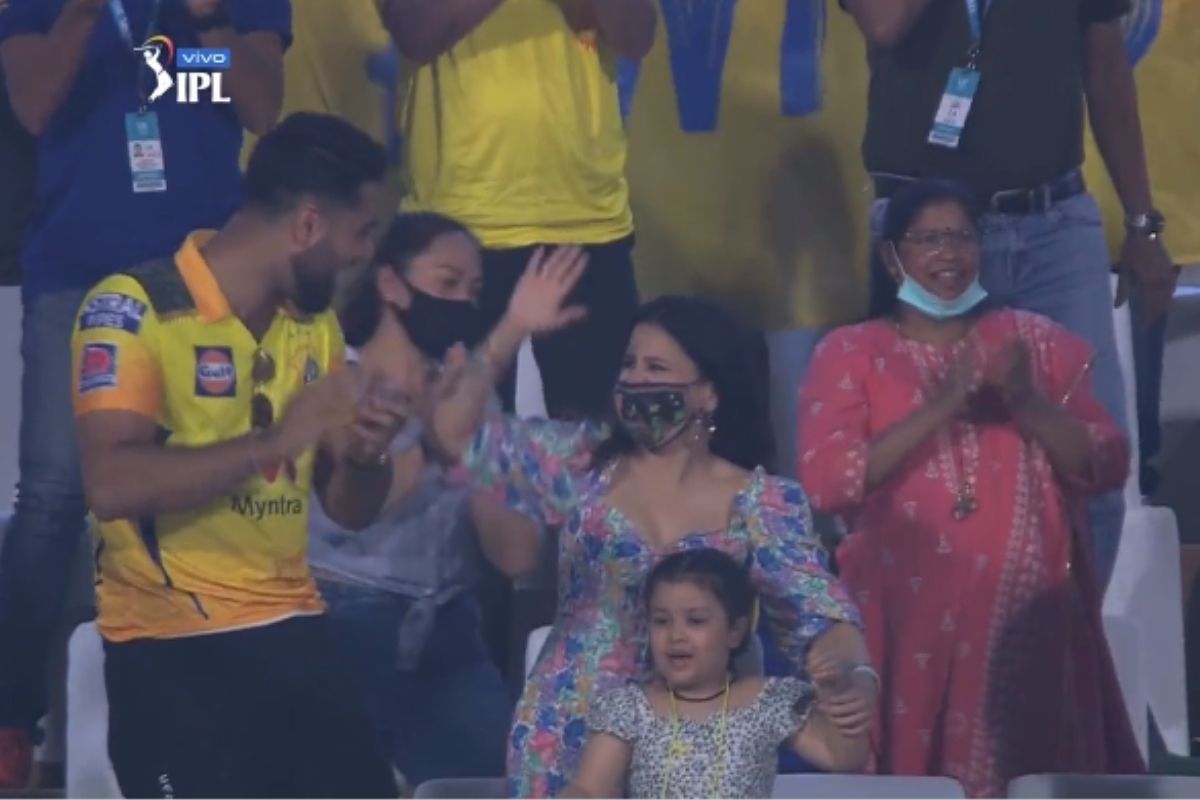 MS Dhoni चा फिनिशिंग टच पाहताच पत्नी साक्षीची अशी होती रिअॅक्शन