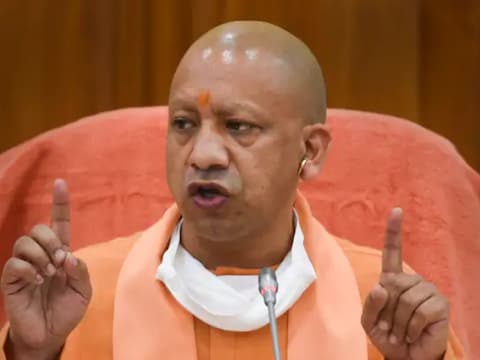 2008 च्या मालेगाव बॉम्बस्फोट प्रकरणात नवा ट्विस्ट आला आहे. योगी आदित्यनाथ आणि इतर राष्ट्रीय स्वयंसेवक संघाशी संबंधित इतर चौघांची नावं घेण्यासाठी आपल्यावर एटीएसकडून दबाव टाकण्यात आल्याचं एका साक्षीदारानं कोर्टात सांगितलं आहे.