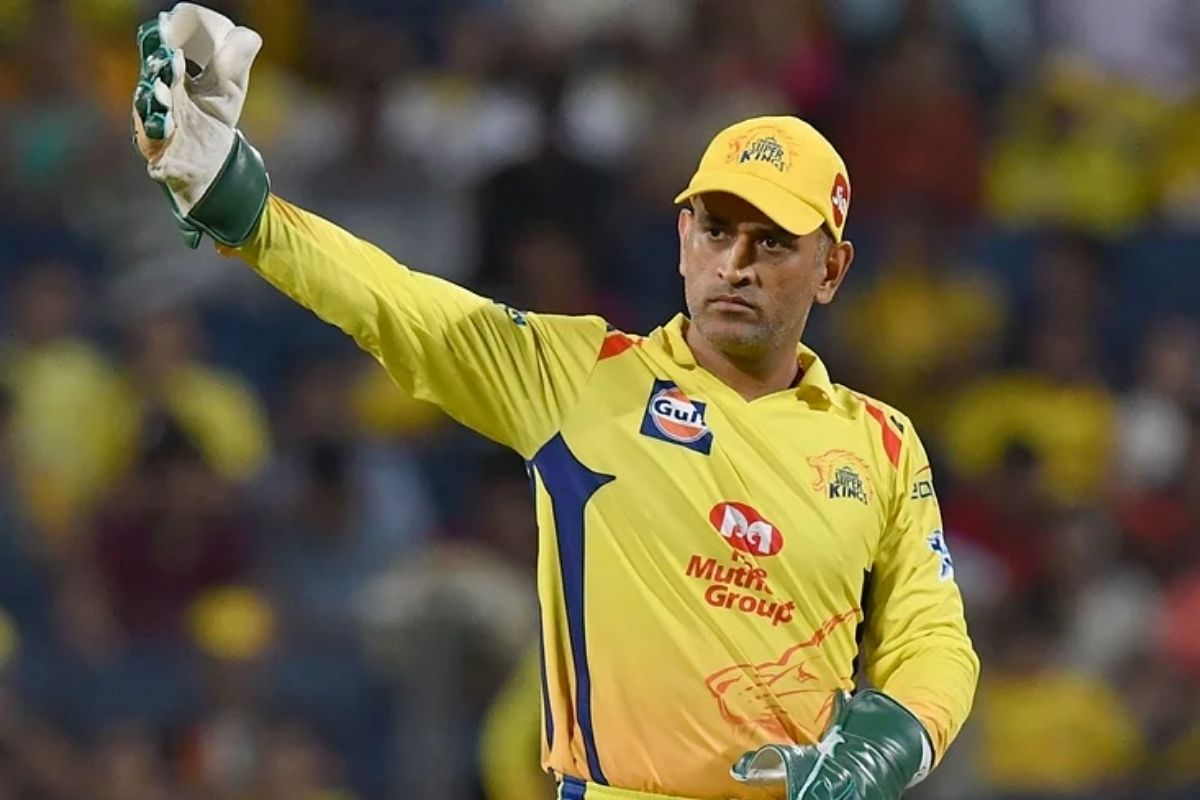 'ध्यान से लेना रिव्यू सिस्टम'; माजी क्रिकेटपटूचे धोनीच्या निर्णयावर मजेशीर ट्विट