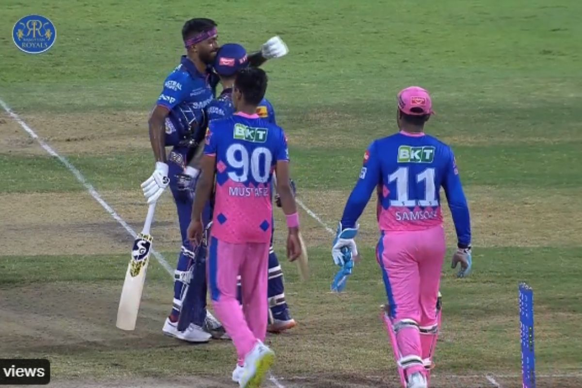 ...अन् पांड्याने मैदानातच घेतला इशानचा किस; Video तुफान व्हायरल