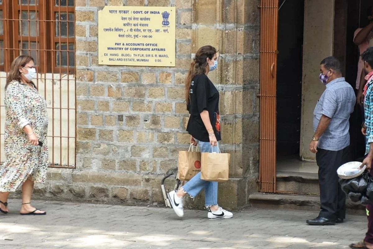 शेवटी आईच काळीज; भुकेल्या मुलासाठी गौरी खान पोहोचली बर्गर घेऊन , पण...