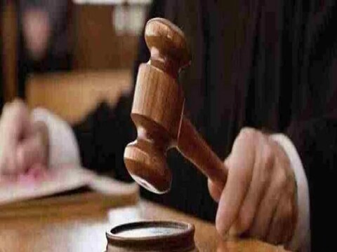 21 वर्ष वयाच्या खालील पुरुष लग्न करु शकत नाहीत (Legal Age of Marriage in India). पण सहमतीनं एखाद्या जोडीदाराबरोबर एकत्र राहू शकतात असा महत्त्वाचा निर्णय कोर्टाने दिला आहे. 