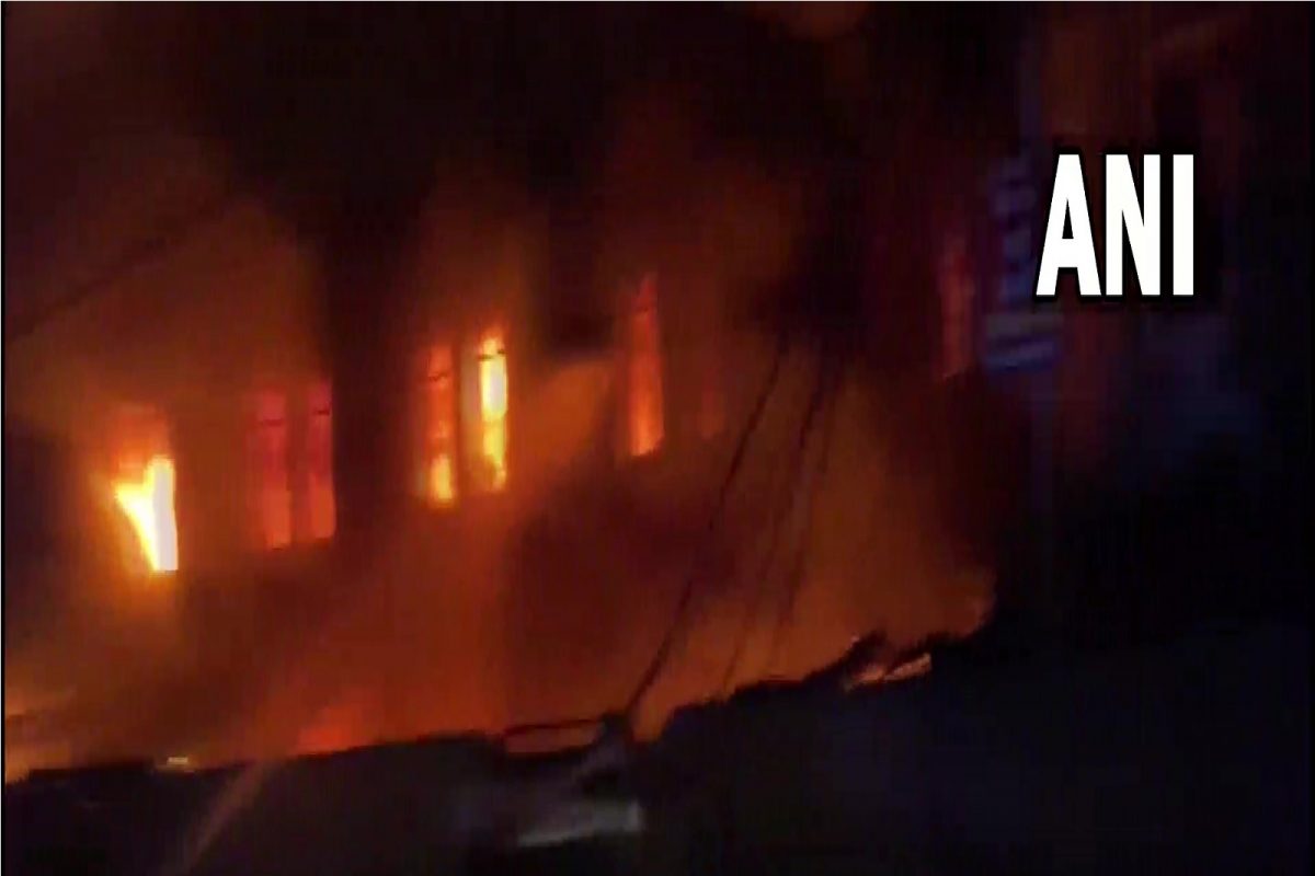 कापड्याच्या गोदामाला भीषण आग, 18 गाड्या घटनास्थळी दाखल; राजधानी दिल्ली हादरली