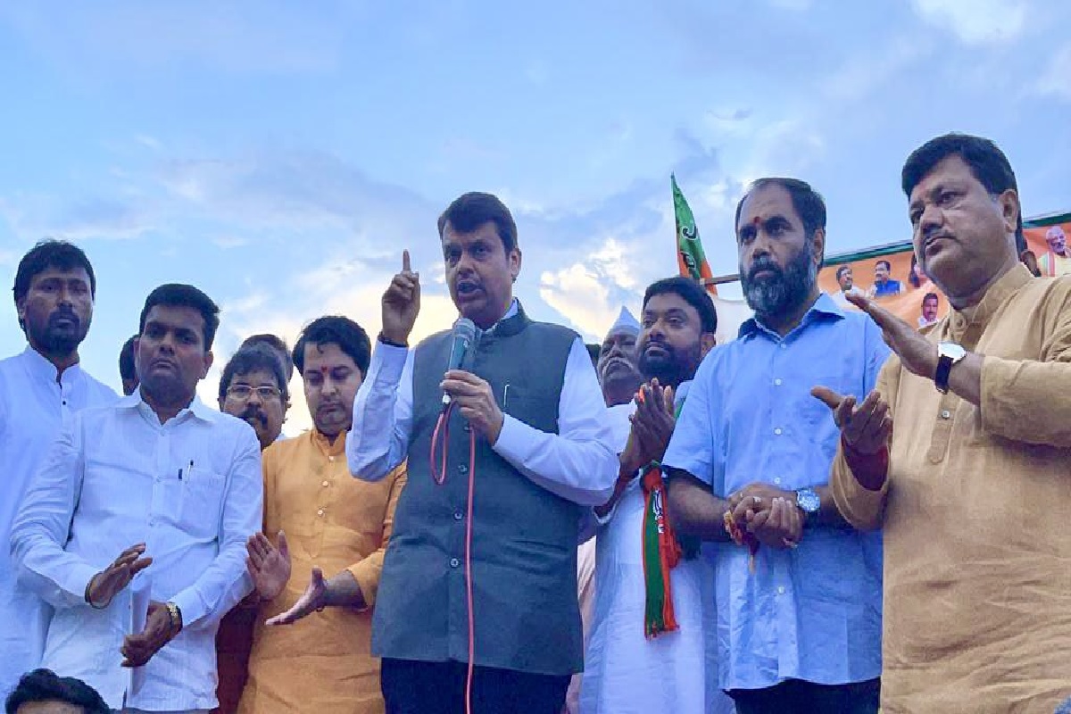 पूरग्रस्तांचे सांत्वन हा एक ‘मुखवटा’,शिवसेनेची विरोधी पक्षनेत्यांचा पूरग्रस्त भागांच्या दौऱ्यावर खोचक टिप्पणी