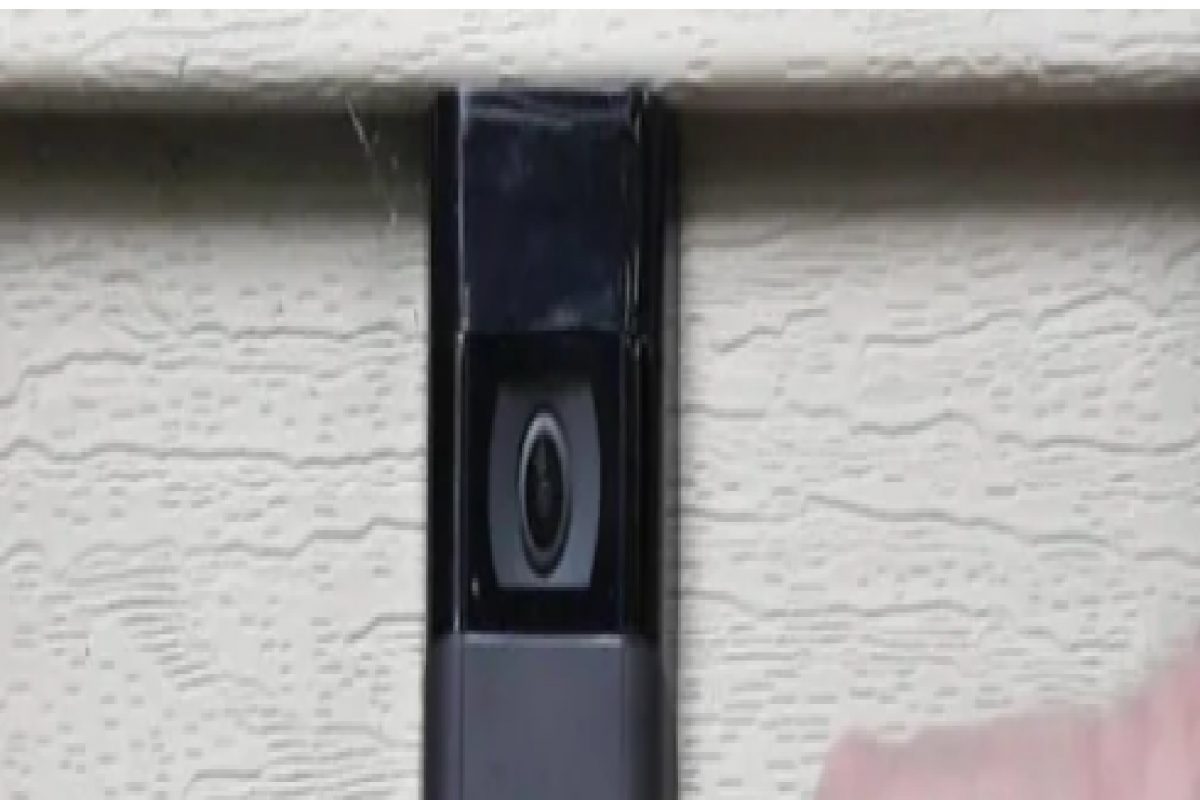 चोरांपासून रक्षणासाठी त्याने लावली कॅमेरावाली डोअर बेल, पडला 1 कोटींचा भुर्दंड