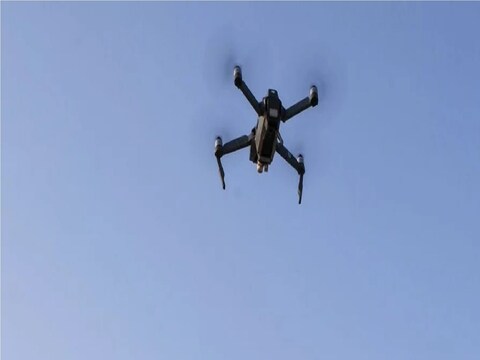 सीमा सुरक्षा दलाने (BSF) भारत-पाक सीमेवरील (Indo-Pak Border) अमृतसर (Amritsar) सेक्टरमध्ये एका ड्रोनवर (Drone) गोळीबार केला आहे.