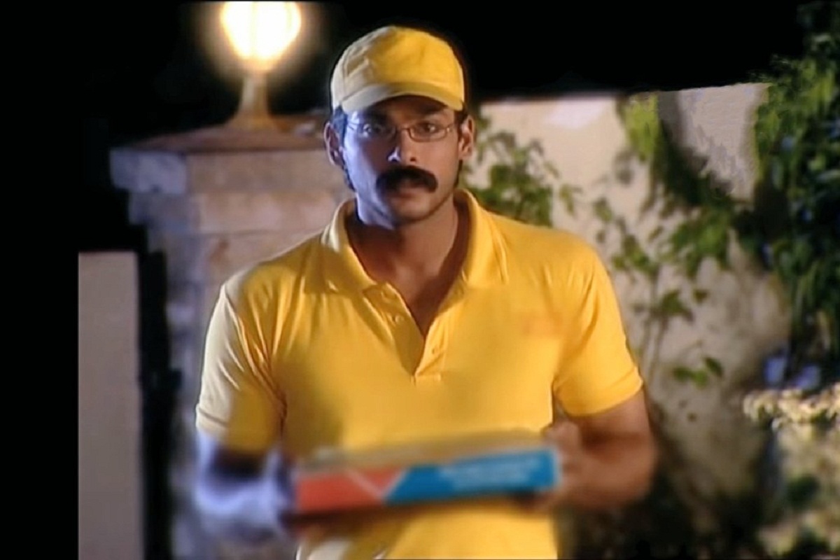 Sidharth Shukla करत होता डिलिव्हरी बॉयचं काम? पिझ्झा डिलिव्हरी करतानाचे फोटो व्हायरल